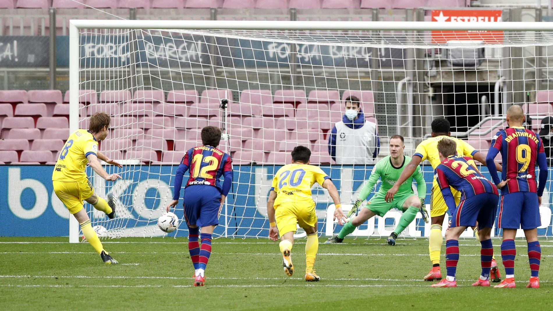 Álex marca de penalti el tanto del empate del Cádiz ante el Barcelona