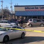 El tiroteo tuvo lugar en una tienda de venta de armas Jefferson Gun Outlet