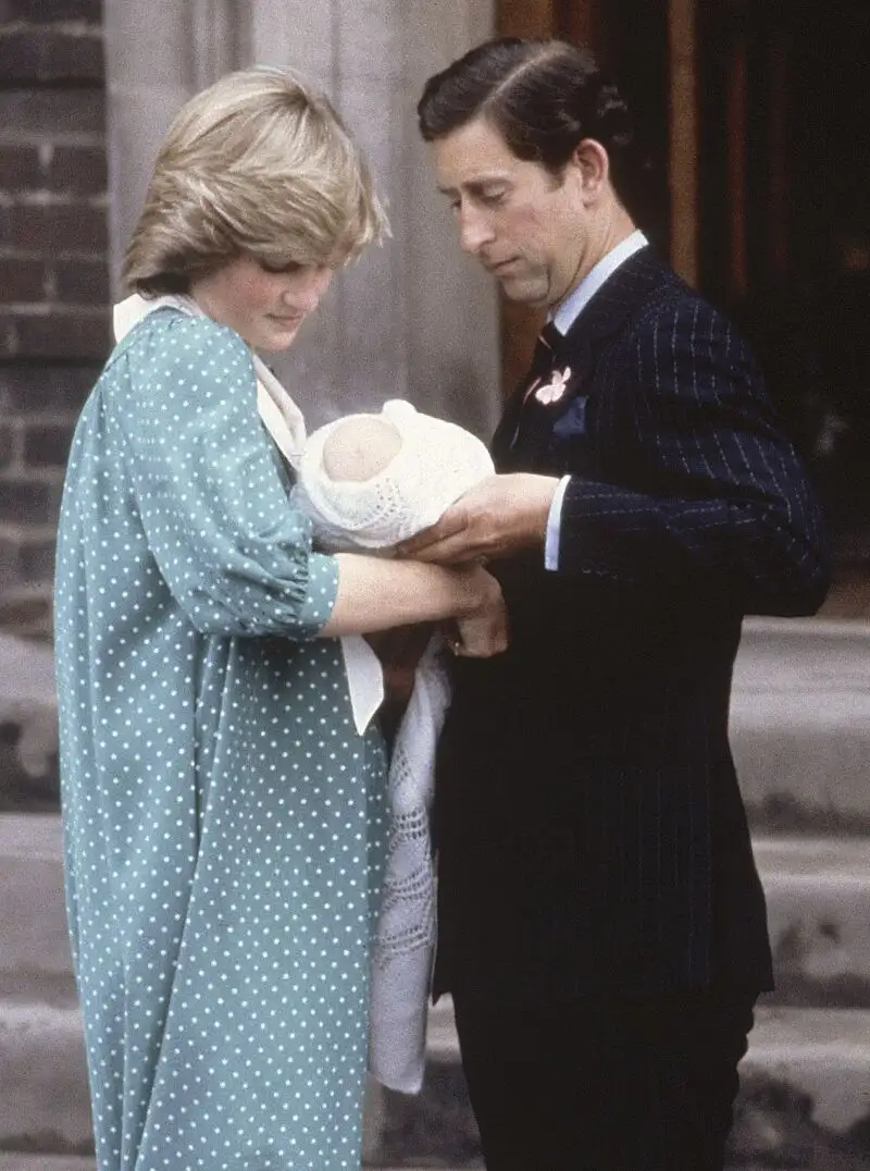 Los príncipes Carlos y Diana de Gales posan con William en brazos, el 22 de junio de 1982
