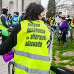 Varias personas en bicicleta bajo el lema: `Ningún desahucio sin alternativa adecuada´ durante la manifestación por el derecho a la Vivienda,
