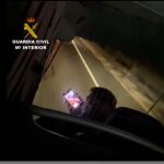 El conductor hace una videollamada mientras conduce