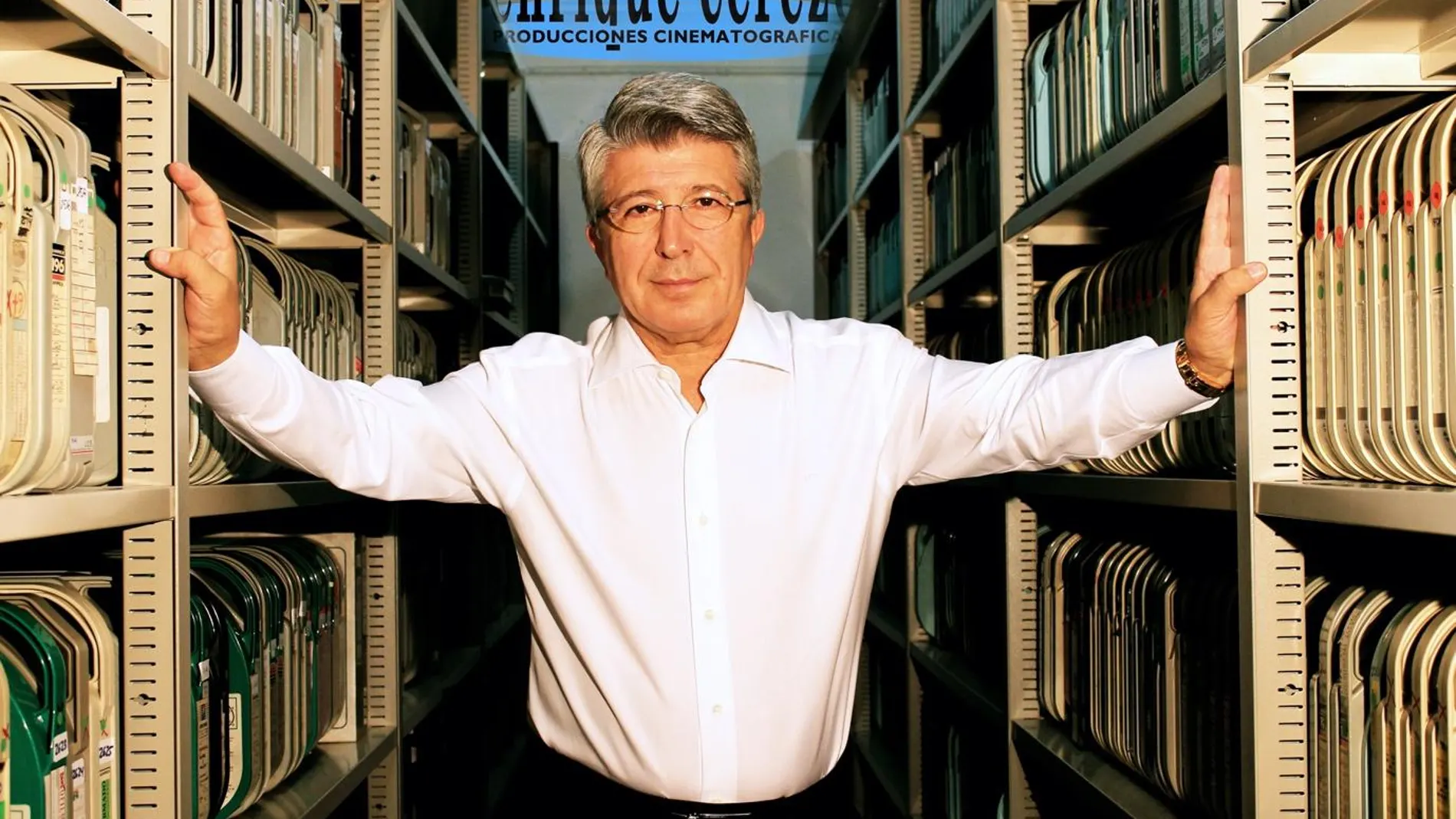 Enrique Cerezo en la sede de “Enrique Cerezo Producciones Cinematográficas” hace unos años