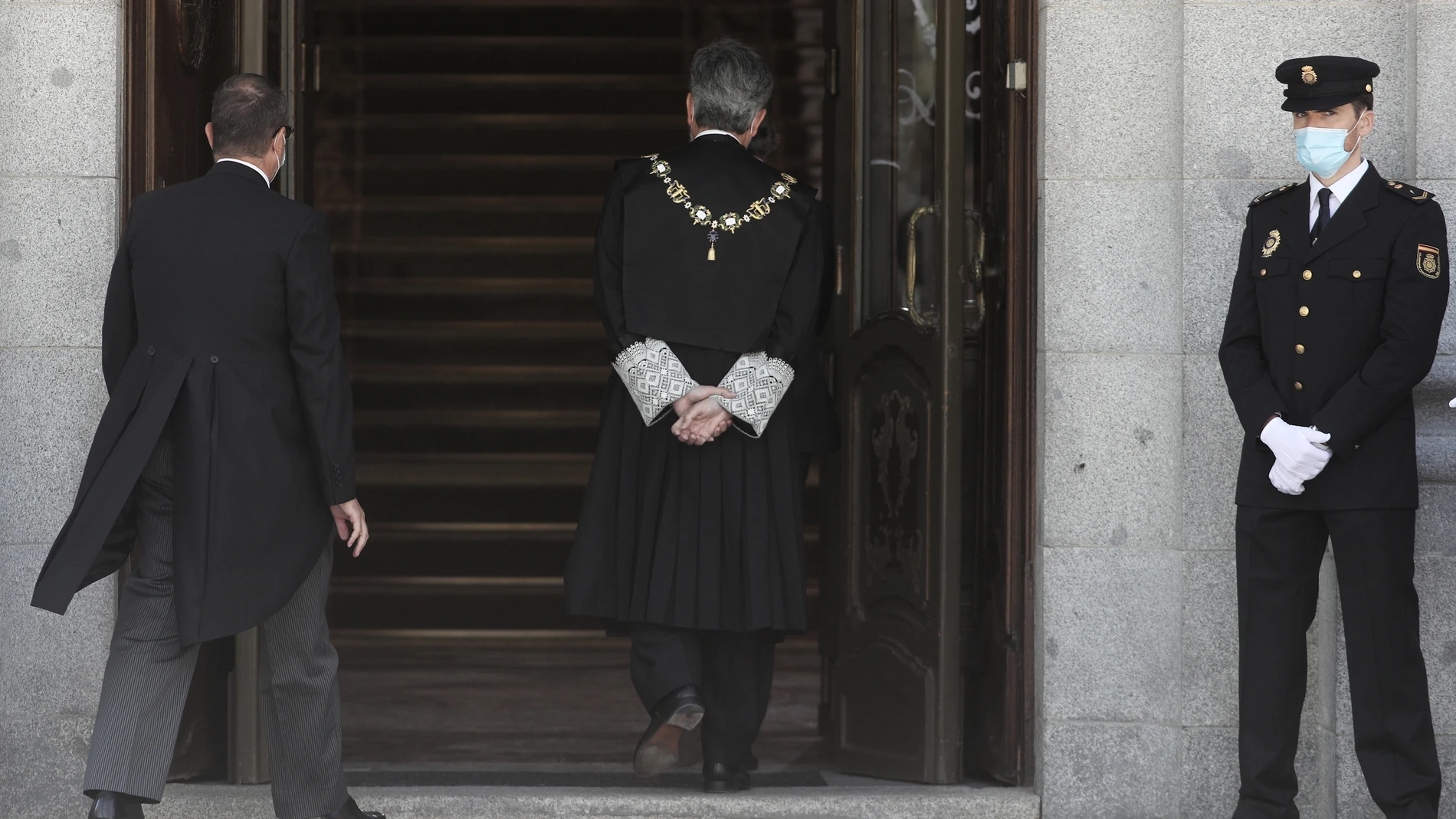 El presidente del Tribunal Supremo y del Consejo General del Poder Judicial (CGPJ), Carlos Lesmes entra al Palacio de Justicia, para asistir al acto de apertura del año judicial 2020/2021, en Madrid