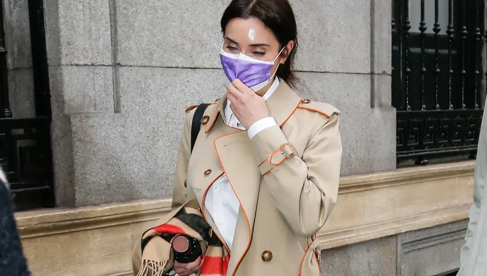 Pilar Rubio con uniforme perfecto para la lluvia en Madrid.