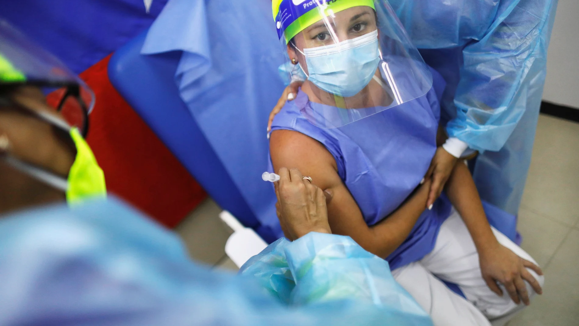 Un sanitario venezolano recibe la vacuna contra la covid-19 este 22 de febrero en Caracas