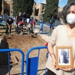 María Jesús Pérez sostiene una foto de su abuelo Gines Pérez, uno de los represaliados enterrado en la fosa X del cementerio de Alicante dónde hoy ha aparecido un ataúd de pequeñas dimensiones sin ningún cuerpo dentro