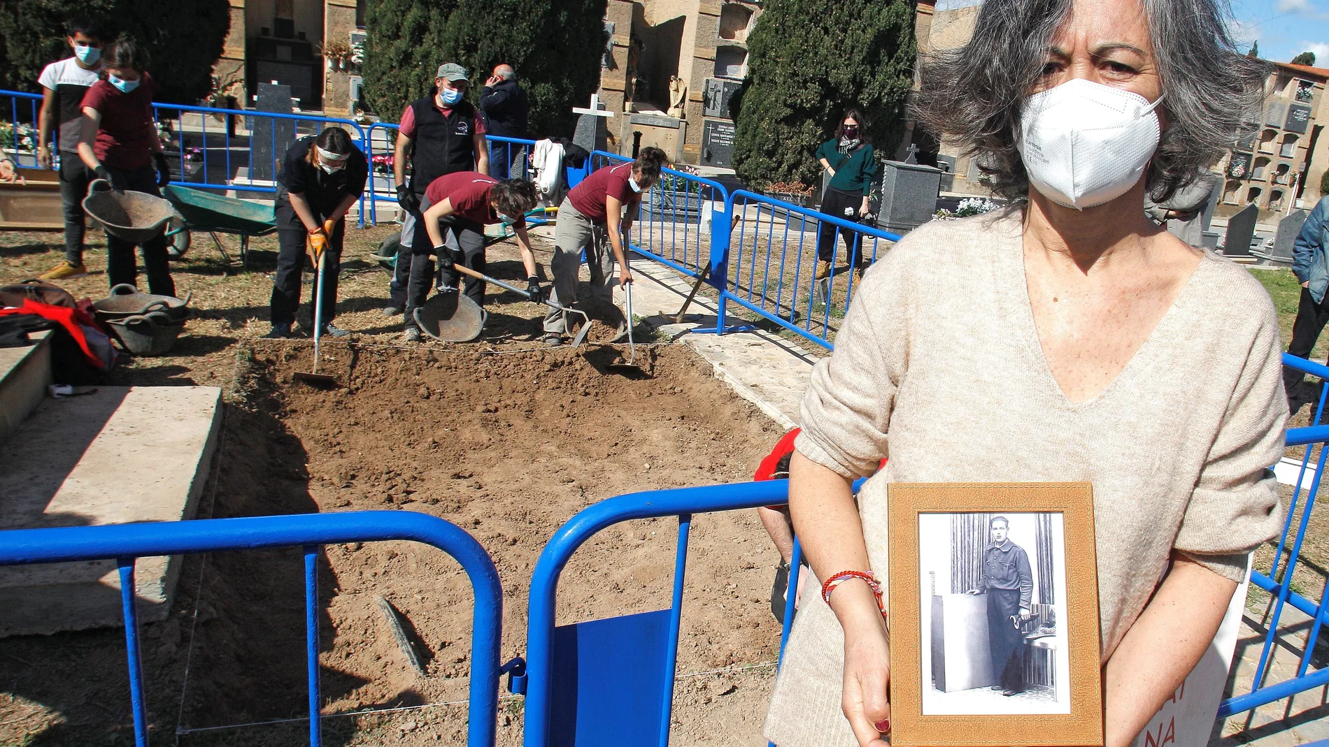 María Jesús Pérez sostiene una foto de su abuelo Gines Pérez, uno de los represaliados enterrado en la fosa X del cementerio de Alicante dónde hoy ha aparecido un ataúd de pequeñas dimensiones sin ningún cuerpo dentro