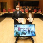 Luis Fuentes y Rocío Lucas presentan las nuevas unidades didácticas "Descubre las Cortes de Castilla y León", durante un encuentro con alumnos de Villadiego (Burgos)