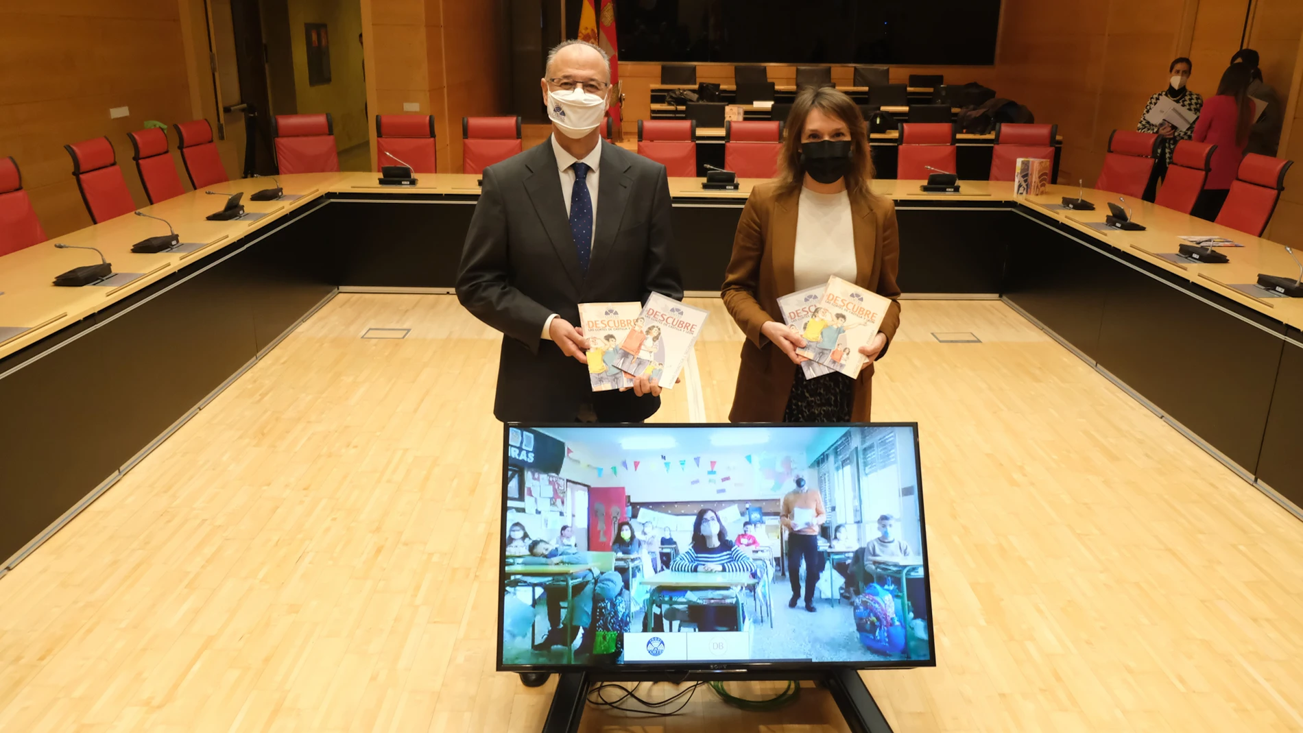 Luis Fuentes y Rocío Lucas presentan las nuevas unidades didácticas "Descubre las Cortes de Castilla y León", durante un encuentro con alumnos de Villadiego (Burgos)