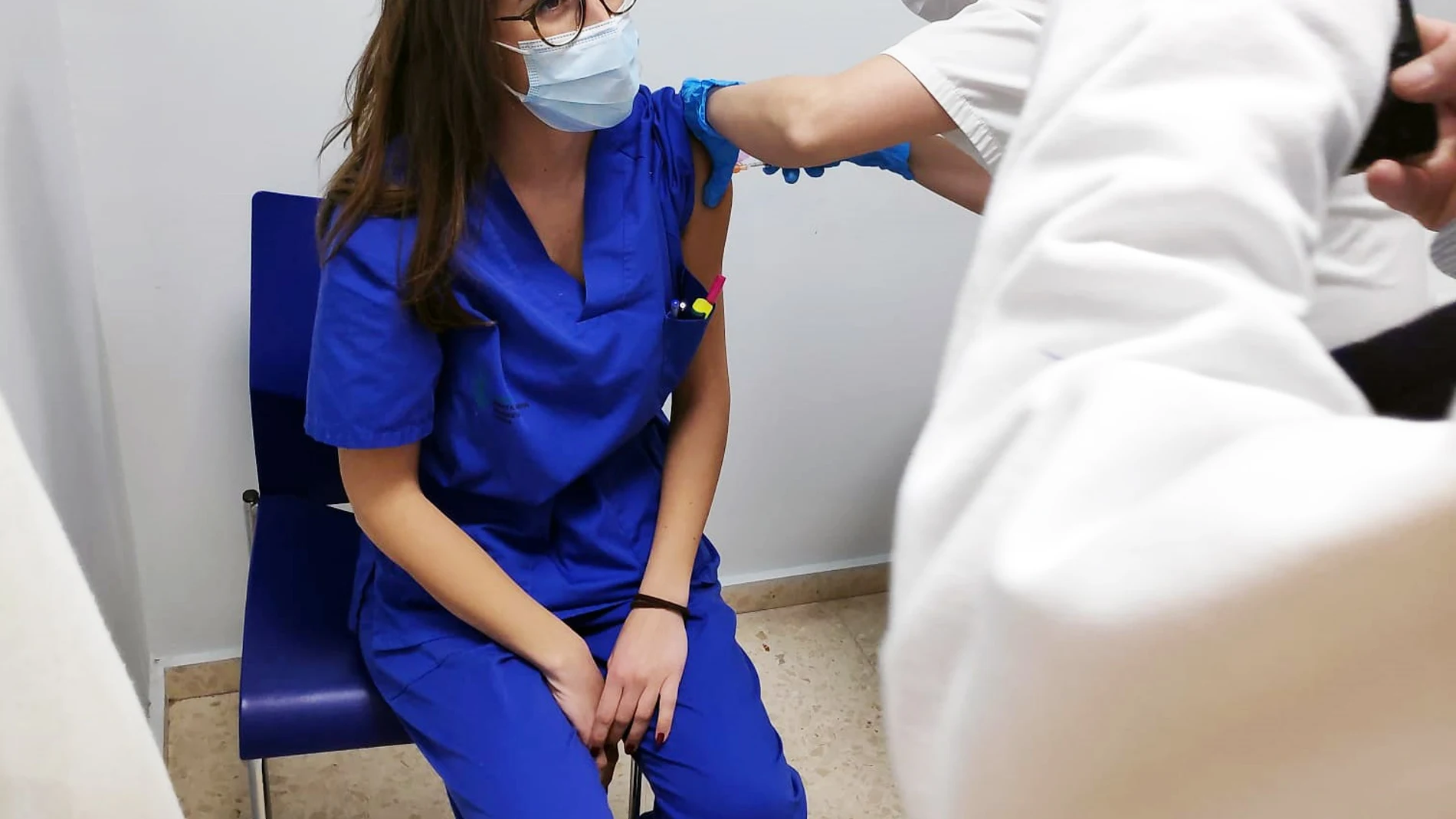 Trabajadores del Hospital General de València reciben la dosis de la vacuna contra la Covid