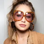 Gigi Hadid con gafas de sol.