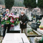 Ofrenda a Machado y a Odón Alonso en el cementerio municipal . En la imagen, el director de la Banda Municipal de Soria, José Manuel Aceña y el concejal de Cultura, Jesús Bárez, ante la tumba de Odón Alonso