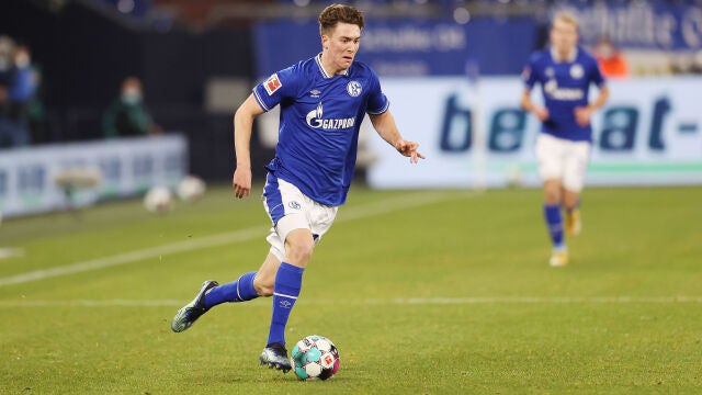 Matthew Hoppe con el Schalke.
