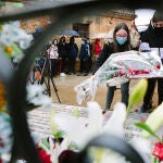 Ofrenda a Machado y a Odón Alonso en el cementerio municipal . En la imagen los alumnos del Instituto Antonio Machado ponen flores en la tumba de Leonor el pasado año