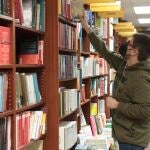 Un trabajador coloca libros en una librería abierta durante una jornada marcada por la reapertura de la actividad no esencial, en Logroño, La Rioja, el pasado 22 de febrero