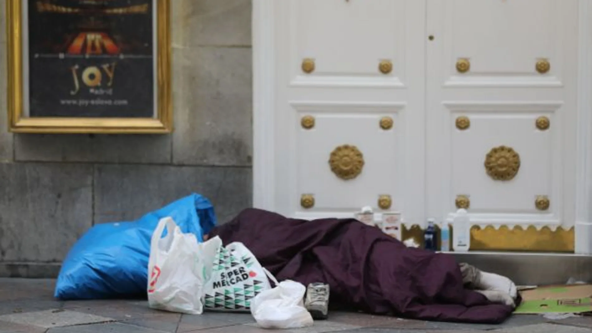 Imagen de archivo de un indigente durmiendo en las calles de Barcelona