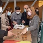 La alcaldesa visita el hallazgo de un escudo y un compás en la Muralla Púnica
