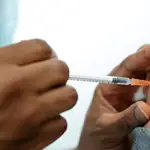 Un sanitario aplica una vacuna contra la covid-19