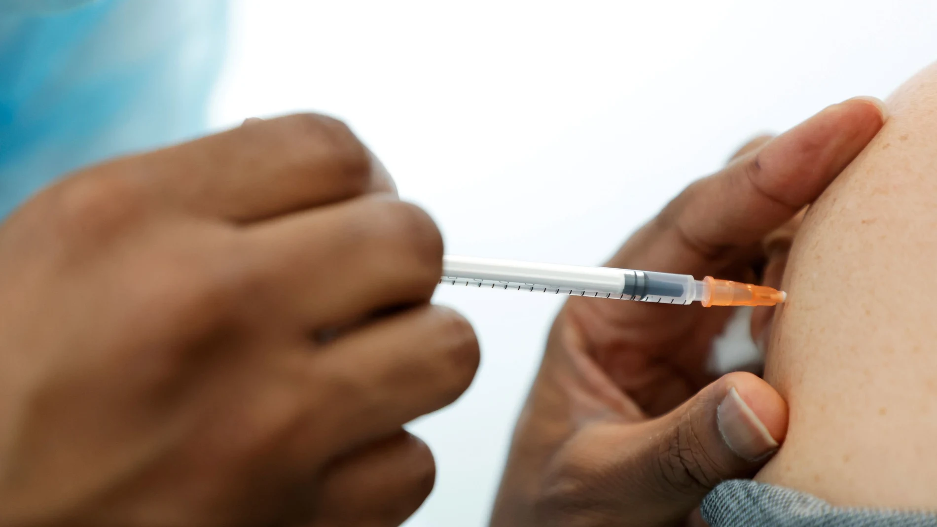Un sanitario aplica una vacuna contra la covid-19