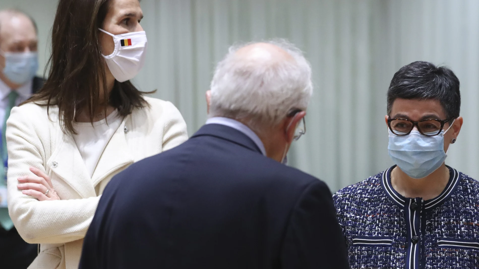 El Alto Representante de Política Exterior de la UE, Josep Borrell, habla con la ministra de Exteriores española, Arancha González Laya, y su homóloga belga, Sophie Wilmes