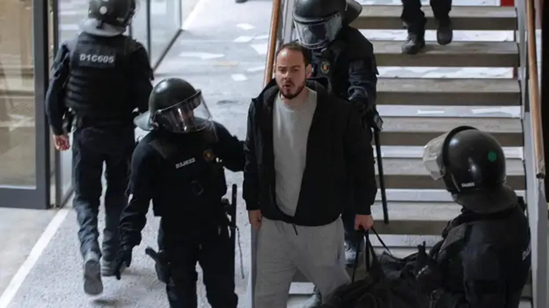 El rapero Pablo Hasel es conducido a prisión por los Mossos