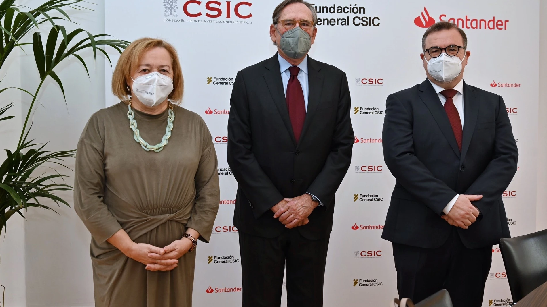 Rosa Menéndez, presidenta del CSIC; Matías Rodríguez Inciarte, presidente de Santander Universidades, y Ramón Torrecillas, director de la Fundación General CSIC