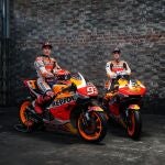 Marc Márquez y Pol Espargaró posan con sus nuevas motos en la presentación del equipo Repsol Honda 2021