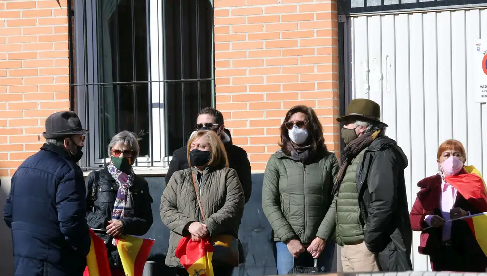 Vecinos de Zaratán siguen desde la calle la evolución de la moción de censura