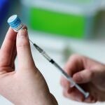 Una enfermera prepara una dosis de la vacuna de Pfizer contra la Covid-19 en Melbourne
