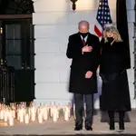El presidente Joe Biden y la primera dama, esta noche durante el homenaje a las víctimas del coronavirus