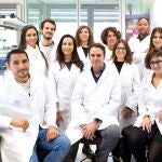 El doctor Joaquín Arribas junto a su equipo