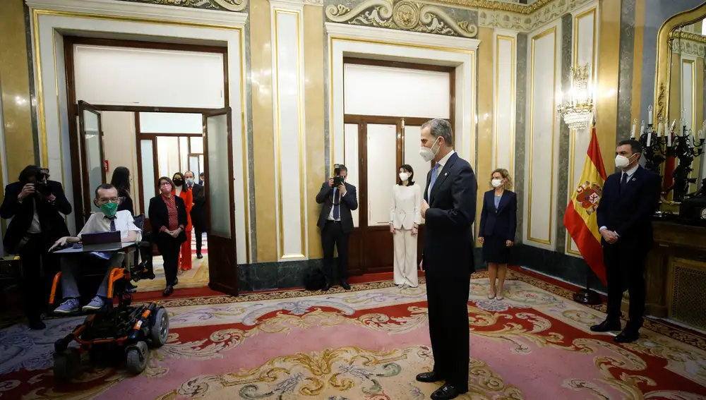 El rey Felipe VI (c-d) saluda al portavoz de Unidas Podemos, Pablo Echenique (i) en el Salón de los pasos perdidos del Congreso de los Diputados este martes con motivo del 40 aniversario del 23F.