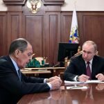 Vladimir Putin (C) durante una reunión que mantuvo con su ministro de Exteriores, Sergei Lavrov (L)