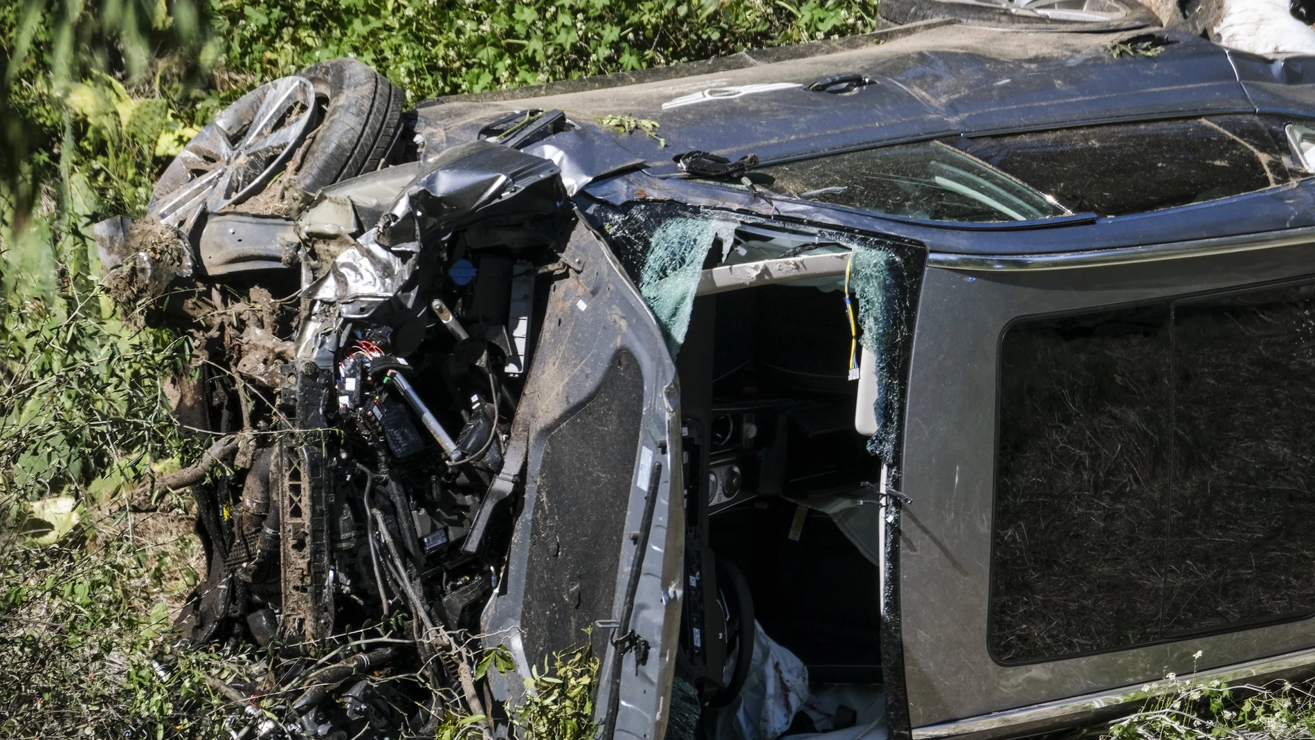 Estado en el que ha quedado el coche de Tiger Woods tras su accidente. (AP Photo/Ringo H.W. Chiu)