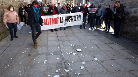 La Confederación de Hostelería y Turismo de Castilla y León convoca a todas sus asociaciones provinciales a una nueva movilización frente a las delegaciones territoriales de la Junta “en señal de protesta ante las medidas restrictivas de limitación de actividad y el continuo señalamiento del sector como foco de un problema del que no es responsable”