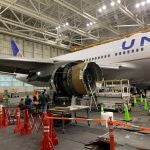 El motor dañado del vuelo 328 de United Airlines, un Boeing 777-200, se ve en un hangar en el Aeropuerto Internacional de Denver en Denver, Colorado