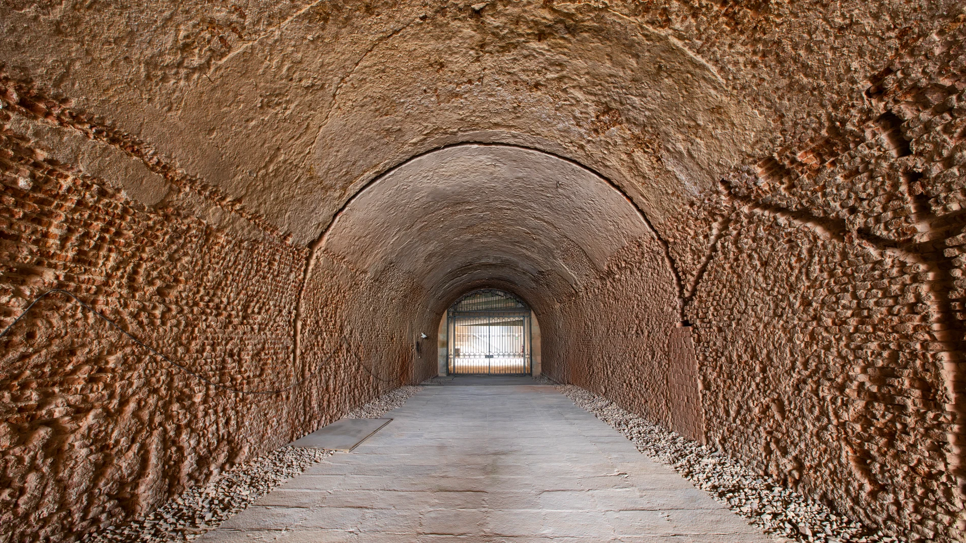 El pasadizo diseñado por Juan de Villanueva une el Campo del Moro con la ribera del río Manzanares