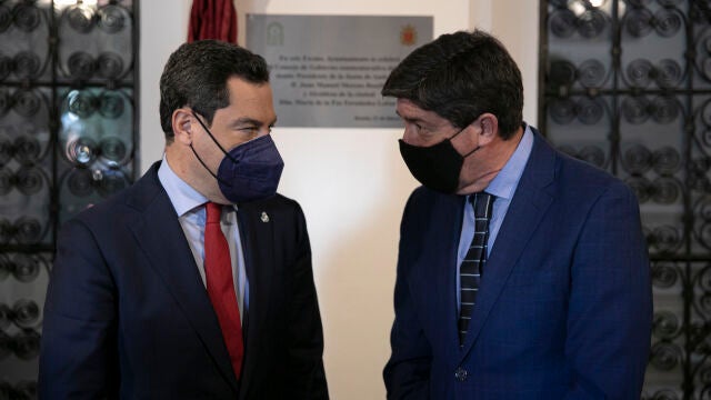 El presidente de la Junta de Andalucía, Juanma Moreno (i), junto al vicepresidente de la Junta, Juan Marín (d)