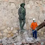 Trabajos para la retirada de la estatua de Franco el pasado 23 de febrero en Melilla