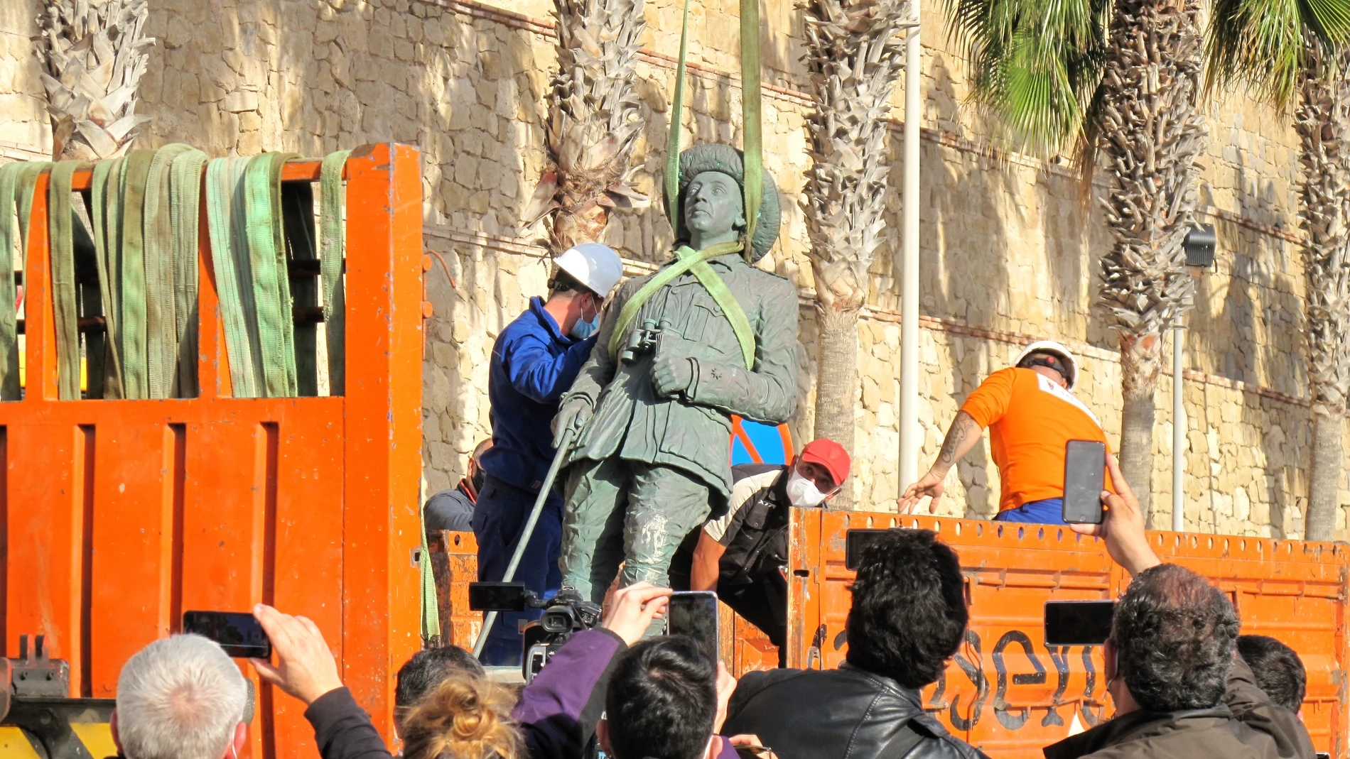 Una grúa retira la estatua de Franco situada en frente a la muralla de "Melilla La Vieja", en la Ciudad Autónoma