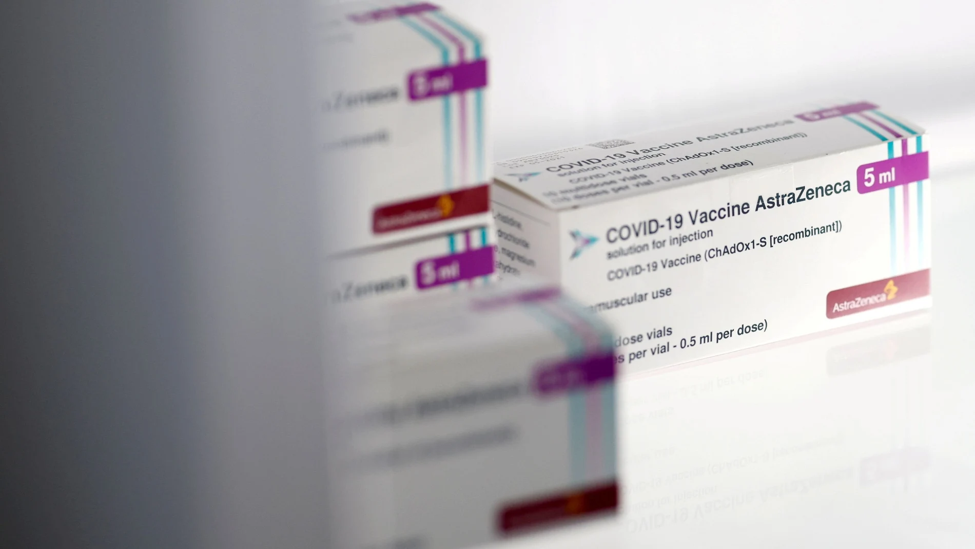 Cajas con la vacuna de Oxford-AstraZeneca contra la Covid-19 en una nevera de un centro de vacunación en La Baule (Francia)