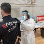 Un agente recibe la primera dosis de la vacuna contra el coronavirus