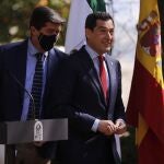 El presidente andaluz, Juanma Moreno (d), acompañado del vicepresidente, Juan Marín