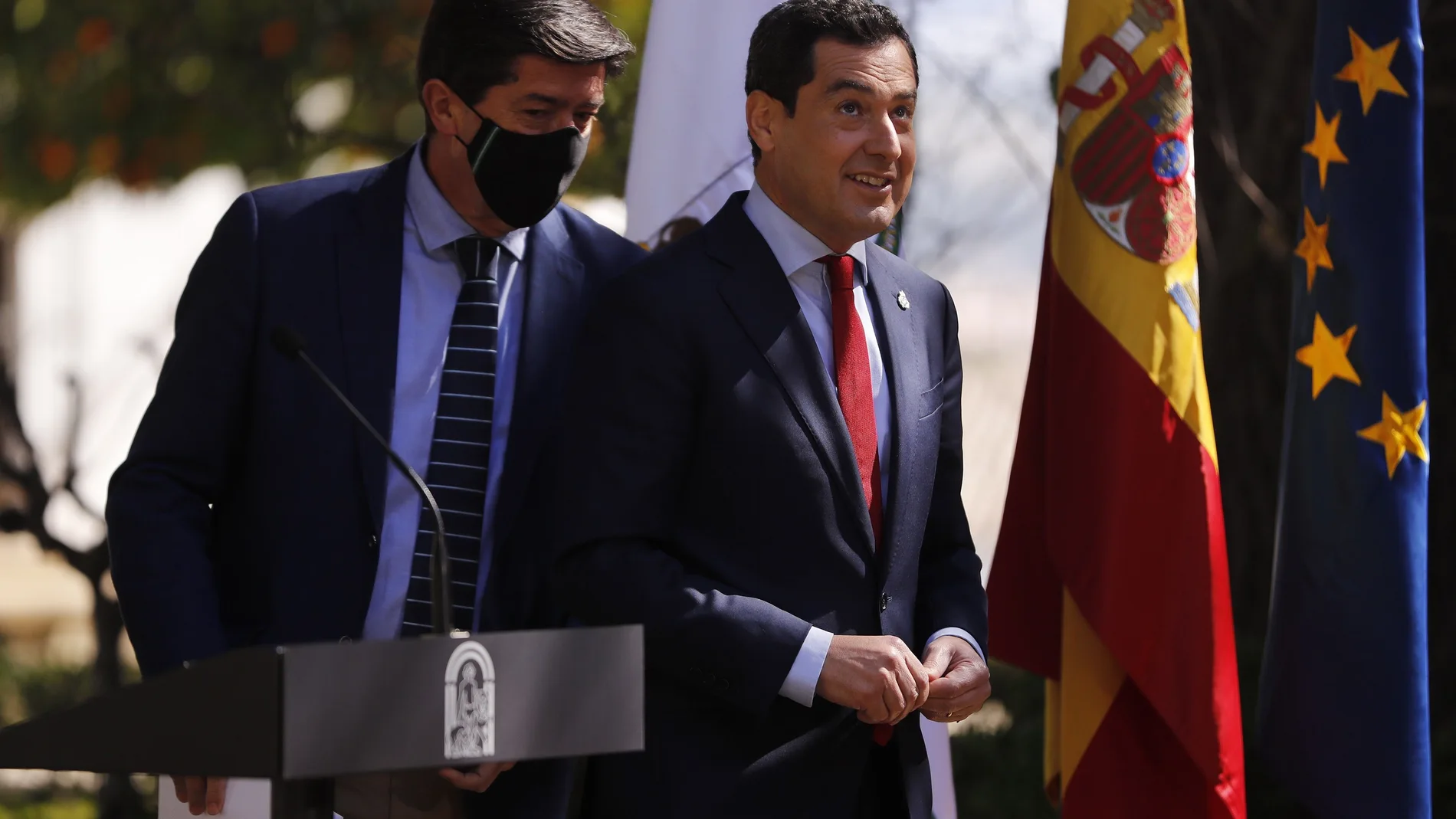 El presidente andaluz, Juanma Moreno (d), acompañado del vicepresidente, Juan Marín