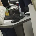 Imagen de archivo de una empleada en su puesto de trabajo