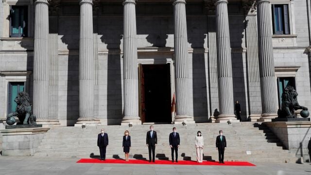 MADRID, 23/02/2021.- El rey Felipe VI (c), el presidente del Gobierno, Pedro Sánchez (3d), la presidenta del Congreso, Meritxell Batet (2i), el presidente del Tribunal Constitucional, Juan José González Rivas (i), la presidenta del Senado, Pilar Llop (2d) y el presidente del Tribunal Supremo, Carlos Lesmes (d), posan a su llegada a la ceremonia que se celebra, este martes, en el Congreso de los Diputados con motivo del 40 aniversario del 23F. El intento de golpe de Estado del 23F cumple este martes 40 años y el episodio histórico, uno de los momentos más trascendentales de la Transición a la democracia, es ahora casi desconocido para muchas de las nuevas generaciones de españoles. EFE/ Chema Moya