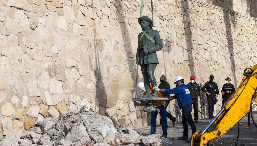 Operarios retiran la estatua de Franco que estaba instalada junto a la Muralla Vieja de Melilla el pasado 23 de febrero