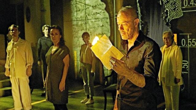Borja Ortiz de Gondra, en primer plano, en la obra de teatro «Los otros Gondra (relato vasco)», la segunda parte de la saga familiar