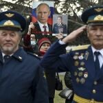 Celebración militar en Crimea con rostros de Putin