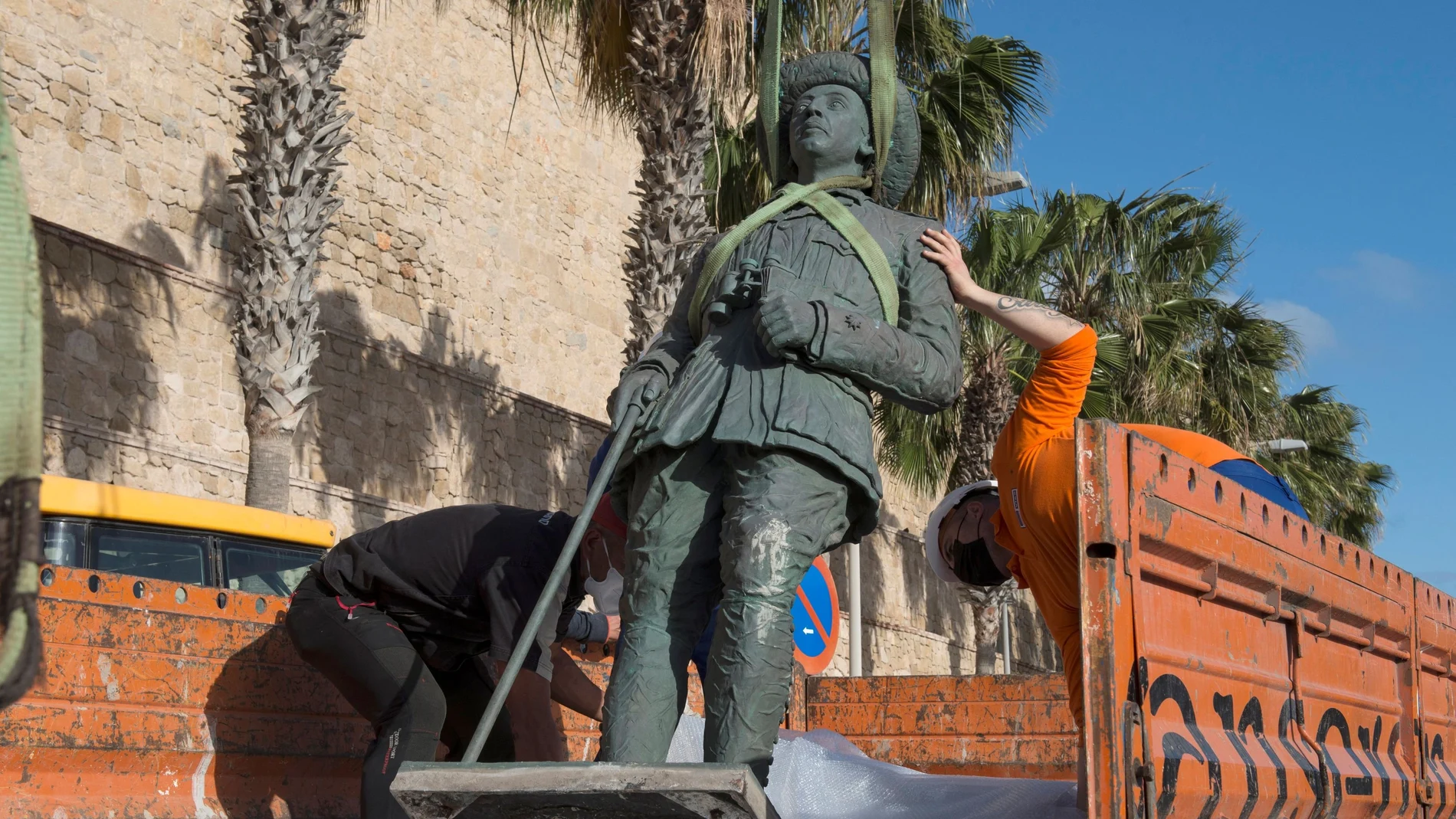 Operarios retiran la estatua que recordaba a Franco como comandante de la Legión, el pasado 23 de febrero en Melilla